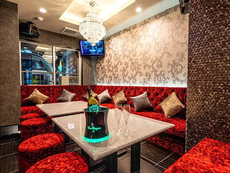 PALACE LOUNGE - 渋谷 高級カラオケ＆BAR パレスラウンジ - VIP個室では真紅のソファーがお客様をお出迎え