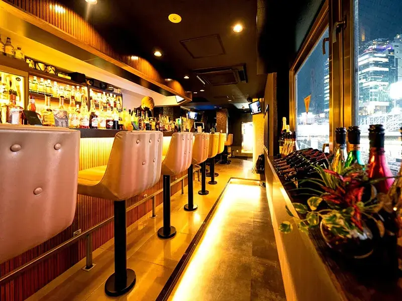 PALACE LOUNGE - 渋谷 高級カラオケ＆BAR パレスラウンジ - ドラマチックなバーカウンター。東京の夜景を存分にお楽しく頂けます